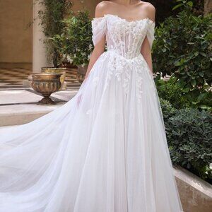 Off white wedding dress.Bridal gown
